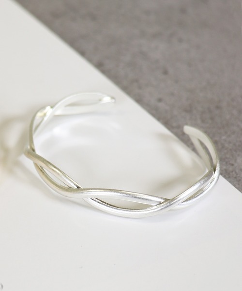 voov（ブーブ）の「ねじれデザインシンプル マット バングル（バングル/リストバンド・レディース・シルバー/ゴールド・フリー）」の2枚目の写真
