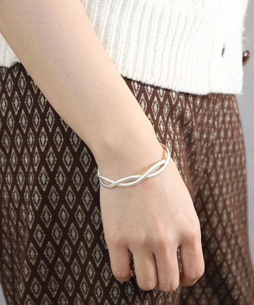 voov（ブーブ）の「ねじれデザインシンプル マット バングル（バングル/リストバンド・レディース・シルバー/ゴールド・フリー）」の8枚目の写真