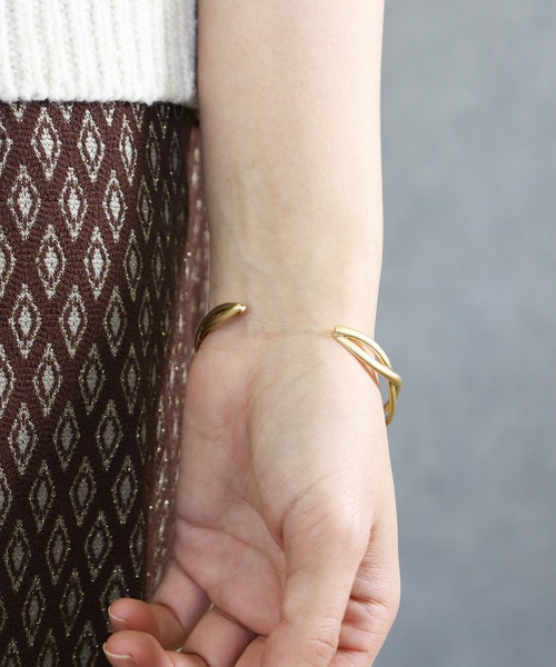 voov（ブーブ）の「ねじれデザインシンプル マット バングル（バングル/リストバンド・レディース・シルバー/ゴールド・フリー）」の10枚目の写真