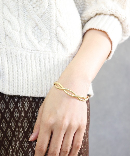 voov（ブーブ）の「ねじれデザインシンプル マット バングル（バングル/リストバンド・レディース・シルバー/ゴールド・フリー）」の9枚目の写真