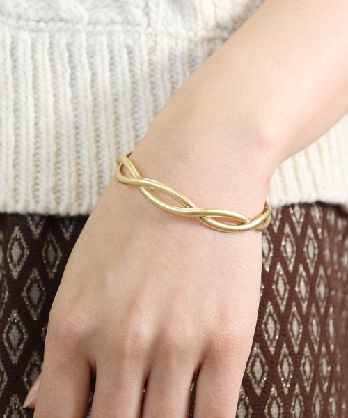 voov（ブーブ）の「ねじれデザインシンプル マット バングル（バングル/リストバンド・レディース・シルバー/ゴールド・フリー）」の11枚目の写真