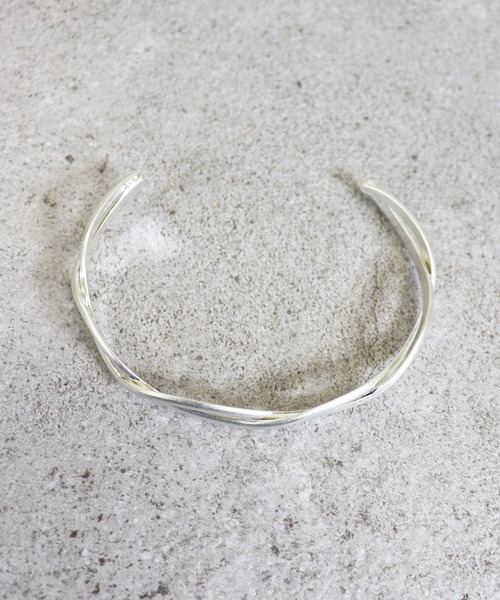 voov（ブーブ）の「ねじれデザインシンプル マット バングル（バングル/リストバンド・レディース・シルバー/ゴールド・フリー）」の13枚目の写真