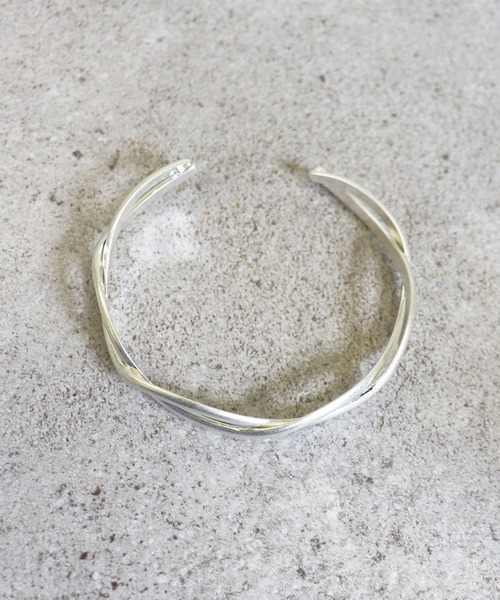 voov（ブーブ）の「ねじれデザインシンプル マット バングル（バングル/リストバンド・レディース・シルバー/ゴールド・フリー）」の14枚目の写真