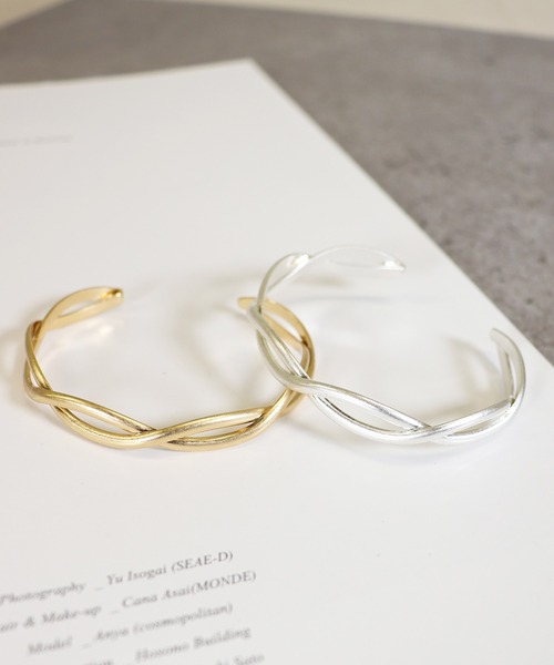 voov（ブーブ）の「ねじれデザインシンプル マット バングル（バングル/リストバンド・レディース・シルバー/ゴールド・フリー）」の6枚目の写真