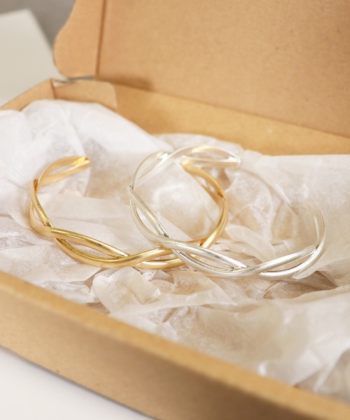 voov（ブーブ）の「ねじれデザインシンプル マット バングル（バングル/リストバンド・レディース・シルバー/ゴールド・フリー）」の7枚目の写真