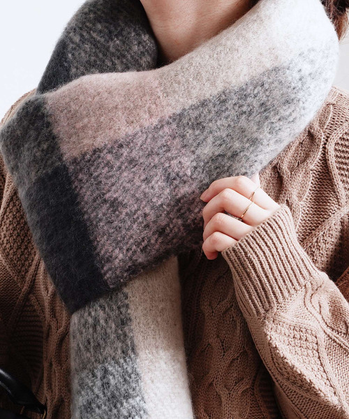 Fizz（フィズ）の「【Fizz/フィズ】　ビッグフリンジチェックストール（マフラー・レディース・ネイビー/グリーン/ピンクベージュ・FREE）」の9枚目の写真