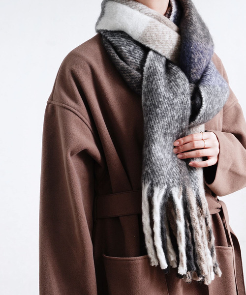 Fizz（フィズ）の「【Fizz/フィズ】　ビッグフリンジチェックストール（マフラー・レディース・ネイビー/グリーン/ピンクベージュ・FREE）」の11枚目の写真
