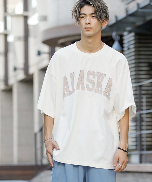 Beno(ビーノ)の「貼付け アーチロゴ ルーズシルエット Tシャツ 【ALASKA】(Tシャツ/カットソー・メンズ・オフホワイト/アイボリー/ブラック/オートミール/ラベンダー・M/L)」の1枚目の写真