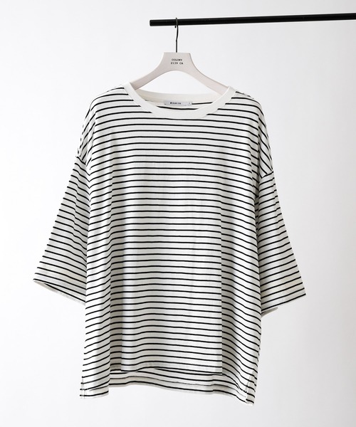 COLONY 2139（コロニートゥーワンスリーナイン）の「細ボーダー天竺BIGTシャツ/ビッグシルエットボーダーTシャツ（Tシャツ/カットソー・メンズ・ホワイト/ブラック・MEDIUM/LARGE）」の3枚目の写真