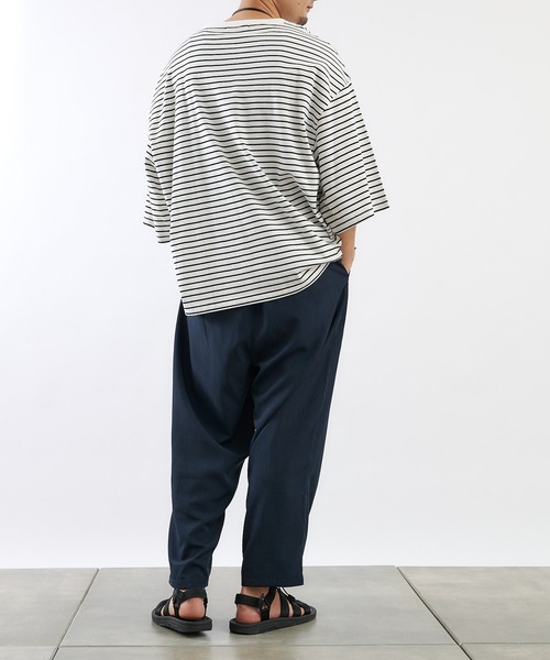 COLONY 2139（コロニートゥーワンスリーナイン）の「細ボーダー天竺BIGTシャツ/ビッグシルエットボーダーTシャツ（Tシャツ/カットソー・メンズ・ホワイト/ブラック・MEDIUM/LARGE）」の6枚目の写真