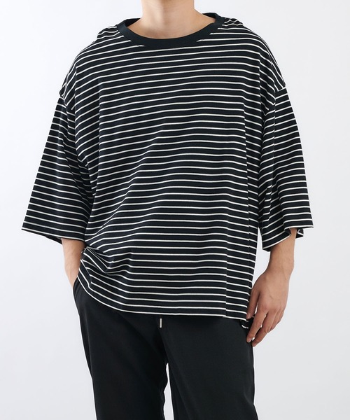 COLONY 2139（コロニートゥーワンスリーナイン）の「細ボーダー天竺BIGTシャツ/ビッグシルエットボーダーTシャツ（Tシャツ/カットソー・メンズ・ホワイト/ブラック・MEDIUM/LARGE）」の4枚目の写真