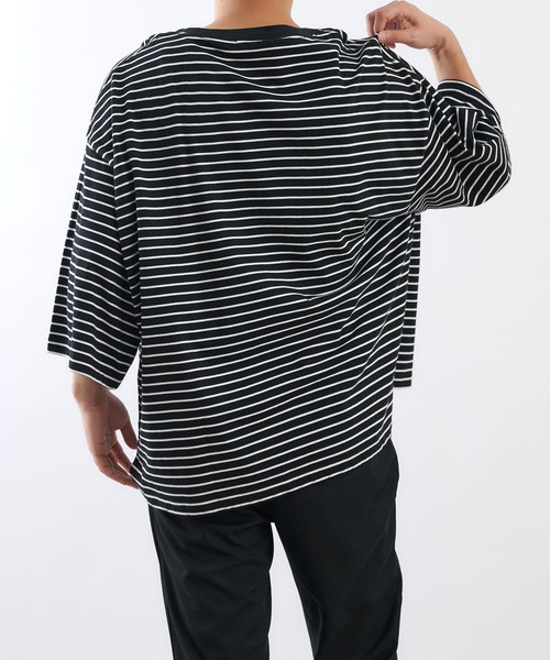 COLONY 2139（コロニートゥーワンスリーナイン）の「細ボーダー天竺BIGTシャツ/ビッグシルエットボーダーTシャツ（Tシャツ/カットソー・メンズ・ホワイト/ブラック・MEDIUM/LARGE）」の16枚目の写真