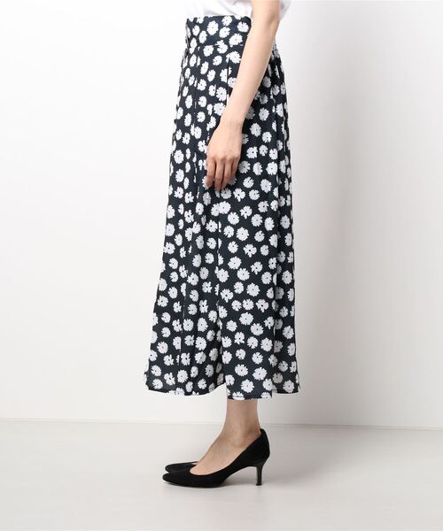 Te chichi TERRASSE（テチチテラス）の「花柄フレアスカート（スカート・レディース・カーキ/キナリ/ブラック・ﾌﾘ-）」の5枚目の写真