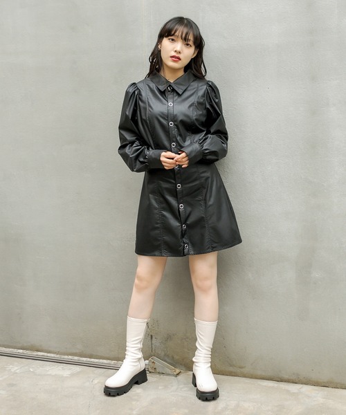 RASVOA（ラスボア）の「ボリュームスリーブフェイクレザーワンピース（シャツワンピース・レディース・ブラック/グリーン・FREE）」の14枚目の写真