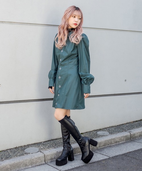 RASVOA（ラスボア）の「ボリュームスリーブフェイクレザーワンピース（シャツワンピース・レディース・ブラック/グリーン・FREE）」の6枚目の写真