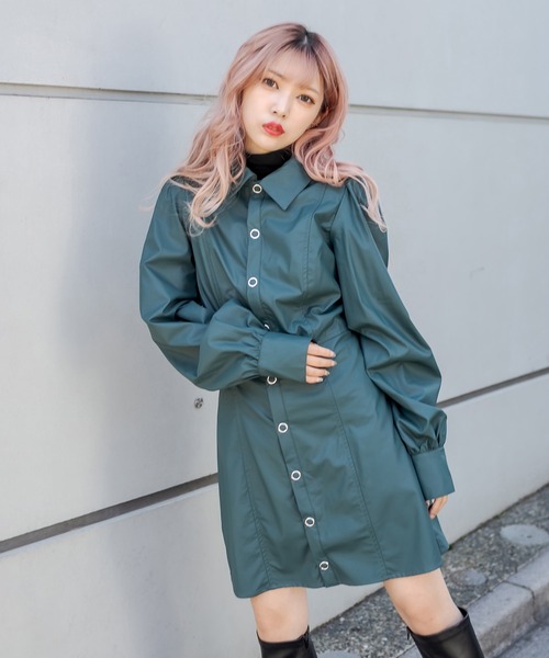 RASVOA（ラスボア）の「ボリュームスリーブフェイクレザーワンピース（シャツワンピース・レディース・ブラック/グリーン・FREE）」の3枚目の写真