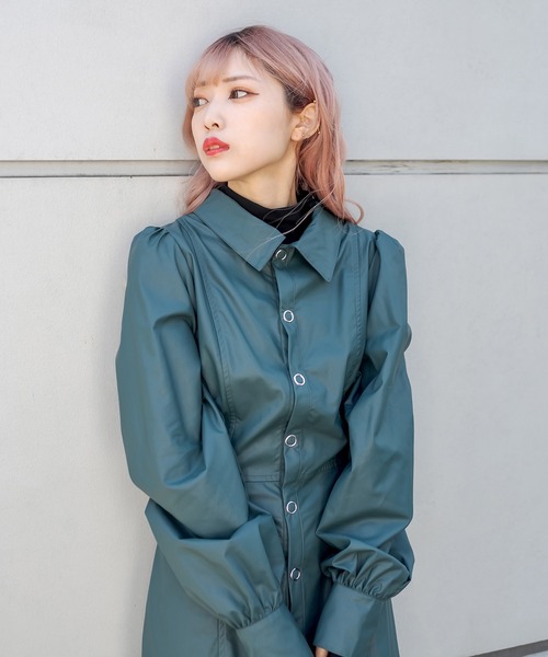 RASVOA（ラスボア）の「ボリュームスリーブフェイクレザーワンピース（シャツワンピース・レディース・ブラック/グリーン・FREE）」の5枚目の写真