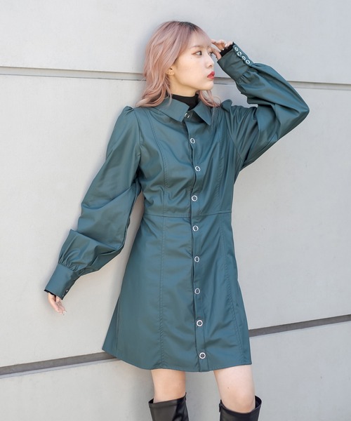 RASVOA（ラスボア）の「ボリュームスリーブフェイクレザーワンピース（シャツワンピース・レディース・ブラック/グリーン・FREE）」の4枚目の写真