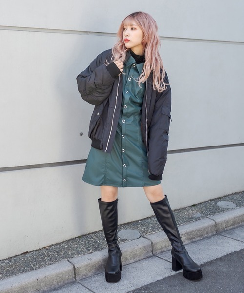 RASVOA（ラスボア）の「ボリュームスリーブフェイクレザーワンピース（シャツワンピース・レディース・ブラック/グリーン・FREE）」の8枚目の写真