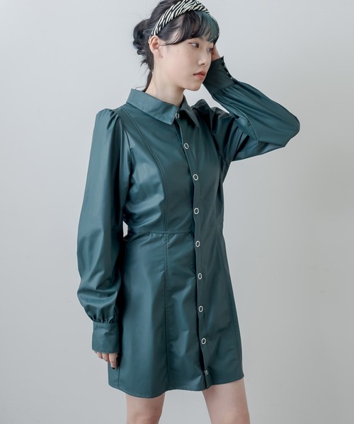 RASVOA（ラスボア）の「ボリュームスリーブフェイクレザーワンピース（シャツワンピース・レディース・ブラック/グリーン・FREE）」の19枚目の写真