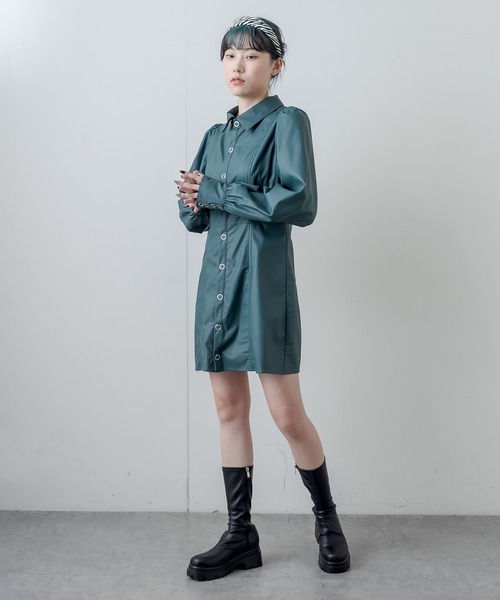 RASVOA（ラスボア）の「ボリュームスリーブフェイクレザーワンピース（シャツワンピース・レディース・ブラック/グリーン・FREE）」の22枚目の写真