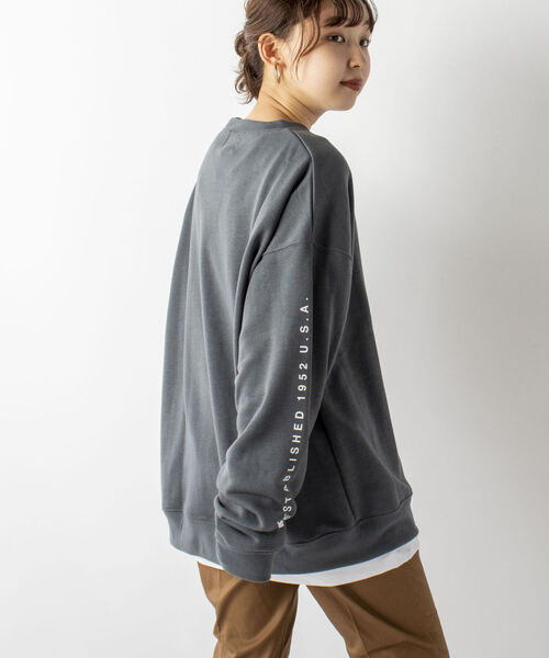 KELTY(ケルティ)の「【KELTY/ケルティ】GLOSTER別注 袖ロゴプリント オーバーサイズスウェット(スウェット・メンズ・グレー/チャコールグレー/ベージュ/オリーブ・MEDIUM/LARGE)」の2枚目の写真