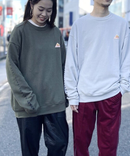 KELTY(ケルティ)の「【KELTY/ケルティ】GLOSTER別注 袖ロゴプリント オーバーサイズスウェット(スウェット・メンズ・グレー/チャコールグレー/ベージュ/オリーブ・MEDIUM/LARGE)」の7枚目の写真