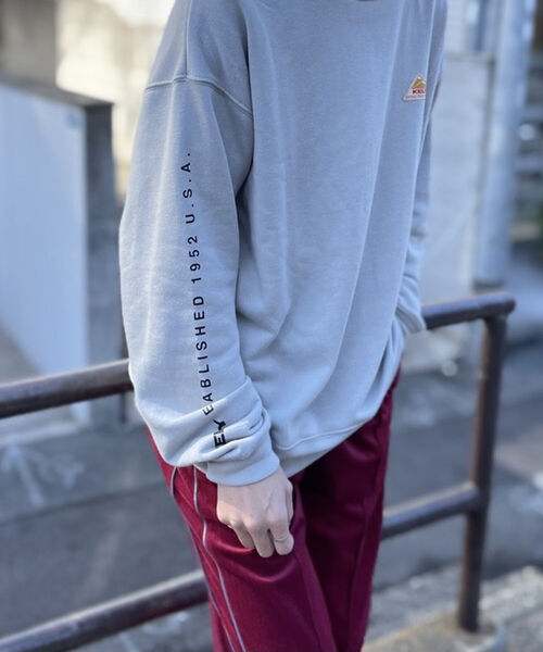 KELTY(ケルティ)の「【KELTY/ケルティ】GLOSTER別注 袖ロゴプリント オーバーサイズスウェット(スウェット・メンズ・グレー/チャコールグレー/ベージュ/オリーブ・MEDIUM/LARGE)」の9枚目の写真