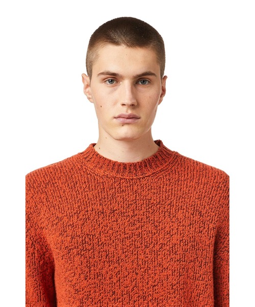DIESEL(ディーゼル)の「メンズ ニット ブロ―クン加工 クルーネック(ニット/セーター・メンズ・ブラウン/オレンジ/ブルー・MEDIUM/X-LARGE/X-SMALL/SMALL/XX-LARGE/LARGE)」の5枚目の写真