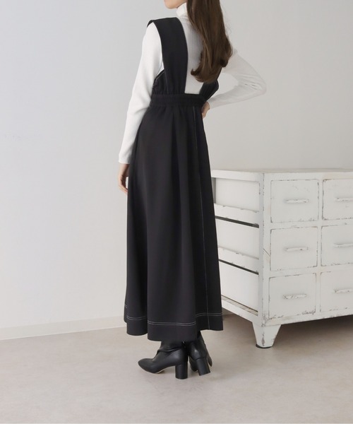HER CLOSET(ハークローゼット)の「【cheriella】WEB限定ステッチデザインフレアワンピース(ジャンパースカート・レディース・ブラック/モカ/グレイッシュベージュ・M)」の13枚目の写真