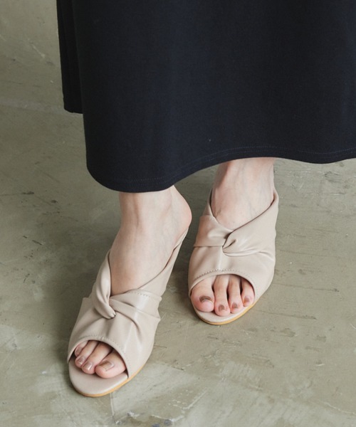 VANNIE U（ヴァニーユー）の「ツイストミュール（サンダル・レディース・アイボリー/ベージュ/ブラック・LL/S/M/L）」の3枚目の写真