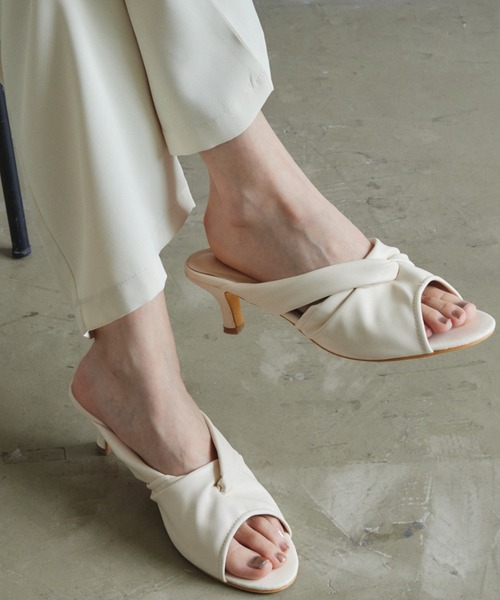 VANNIE U（ヴァニーユー）の「ツイストミュール（サンダル・レディース・アイボリー/ベージュ/ブラック・LL/S/M/L）」の2枚目の写真