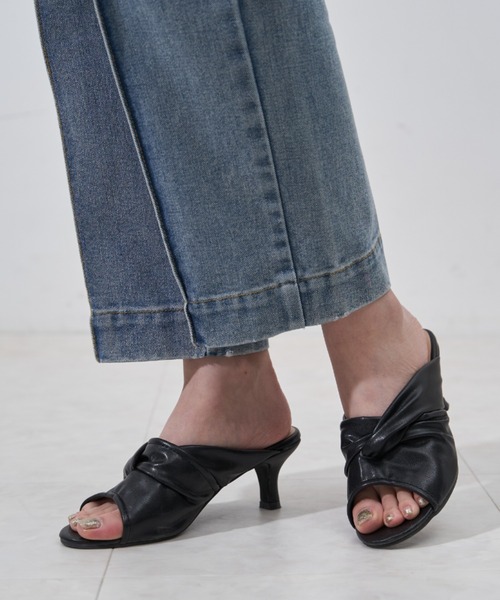 VANNIE U（ヴァニーユー）の「ツイストミュール（サンダル・レディース・アイボリー/ベージュ/ブラック・LL/S/M/L）」の5枚目の写真