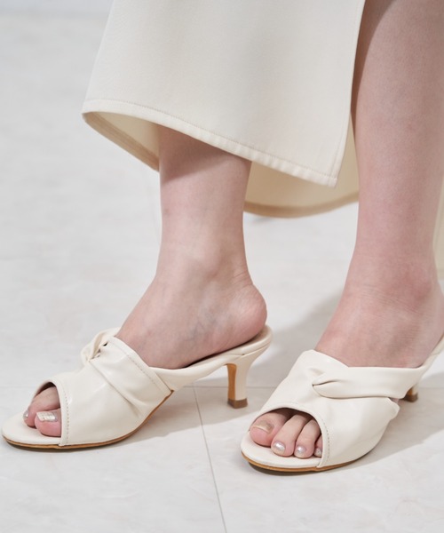 VANNIE U（ヴァニーユー）の「ツイストミュール（サンダル・レディース・アイボリー/ベージュ/ブラック・LL/S/M/L）」の19枚目の写真