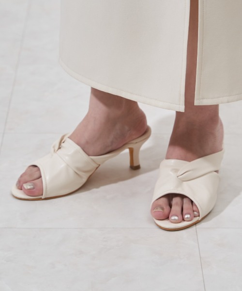 VANNIE U（ヴァニーユー）の「ツイストミュール（サンダル・レディース・アイボリー/ベージュ/ブラック・LL/S/M/L）」の20枚目の写真