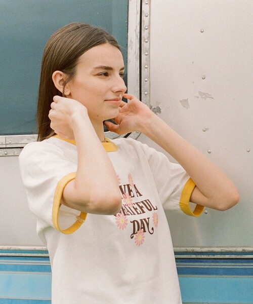 FREAK'S STORE（フリークスストア）の「HAVE A GRATEFUL DAY × FREAK'S STORE/ハブアグレイトフルデイ Flower Ringer TEE/ フラワーリンガーTシャツ（Tシャツ/カットソー・レディース・グリーン/オレンジ・ﾌﾘ-）」の5枚目の写真