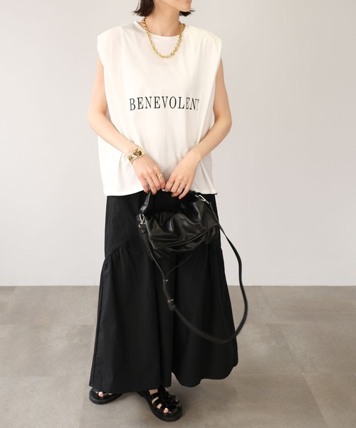 ANDJ(アンドジェイ)の「ロゴプリント袖タックゆるトップス(Tシャツ/カットソー・レディース・ブラック/オフホワイト・M)」の4枚目の写真