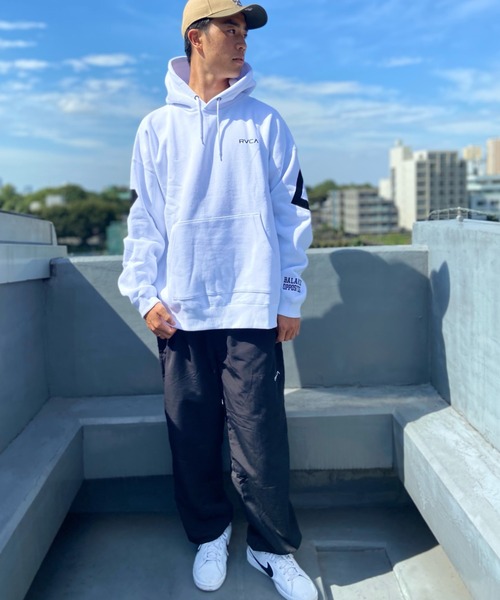 RVCA(ルーカ)の「RVCA/ルーカ オーバーサイズ パーカー/バックロゴ ビッグロゴフーディ プルオーバー BC042-048(パーカー・メンズ・ブラック/ホワイト/ブラック系その他・L/M/S/XL)」の12枚目の写真