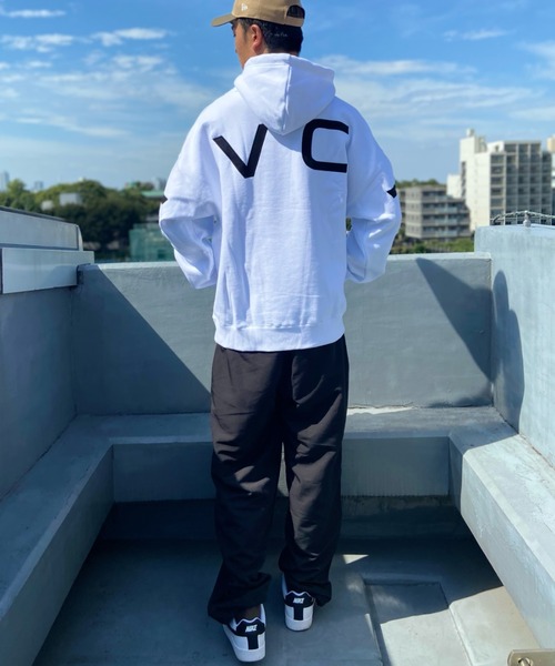 RVCA(ルーカ)の「RVCA/ルーカ オーバーサイズ パーカー/バックロゴ ビッグロゴフーディ プルオーバー BC042-048(パーカー・メンズ・ブラック/ホワイト/ブラック系その他・L/M/S/XL)」の13枚目の写真