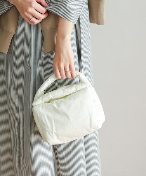 URBAN RESEARCH DOORS(アーバンリサーチドアーズ)の「クッションハンドバッグ(ハンドバッグ・レディース・ブラック/オフホワイト/グリーン・ONE)」の4枚目の写真