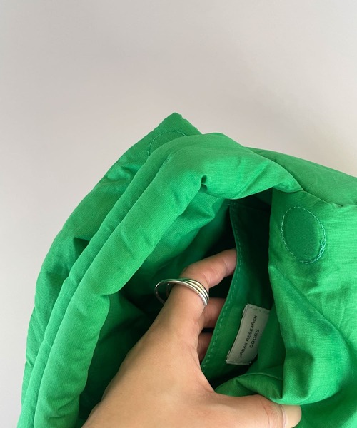 URBAN RESEARCH DOORS(アーバンリサーチドアーズ)の「クッションハンドバッグ(ハンドバッグ・レディース・ブラック/オフホワイト/グリーン・ONE)」の12枚目の写真