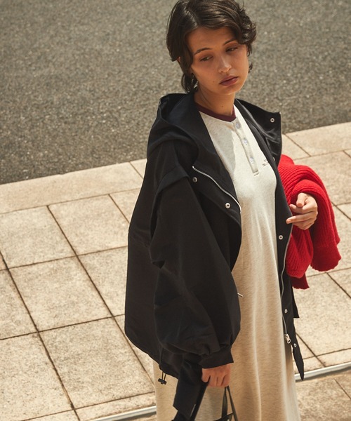 Chaco closet(チャコ クローゼット)の「撥水加工ボリュームスリーブマウンテンパーカー(マウンテンパーカー・レディース・ブラック/カーキ/アイボリー・FREE)」の13枚目の写真