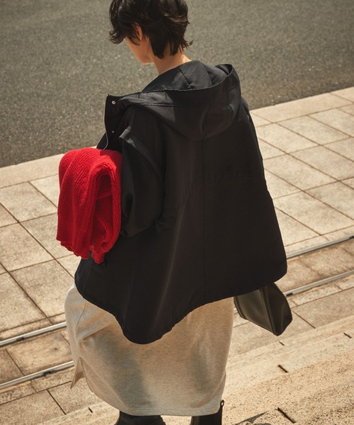 Chaco closet(チャコ クローゼット)の「撥水加工ボリュームスリーブマウンテンパーカー(マウンテンパーカー・レディース・ブラック/カーキ/アイボリー・FREE)」の15枚目の写真