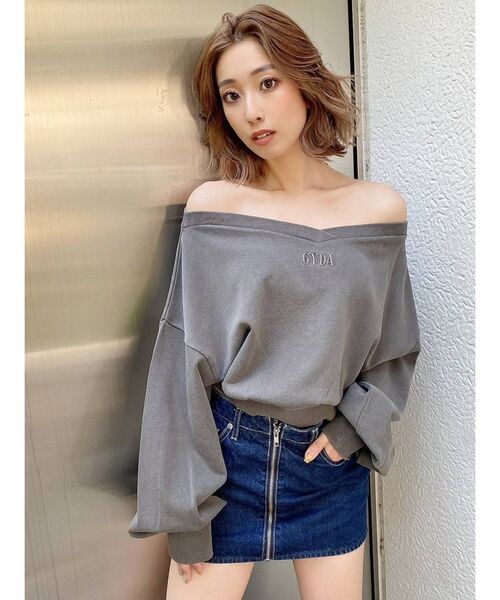 GYDA(ジェイダ)の「GYDA embroidery ピグメントオフショルスウェットトップス(Tシャツ/カットソー・レディース・チャコールグレー/パープル/アイボリー/ピンク・FREE)」の1枚目の写真