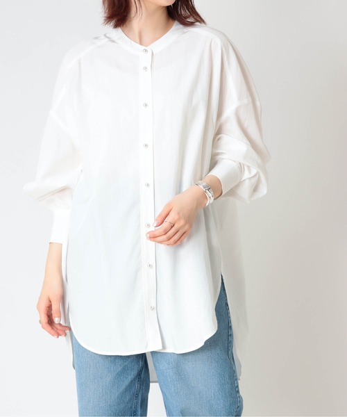 Jines（ジネス）の「パール釦バンドカラーシャツブラウス（シャツ/ブラウス・レディース・ベージュ/オフホワイト/ブルー・38）」の2枚目の写真