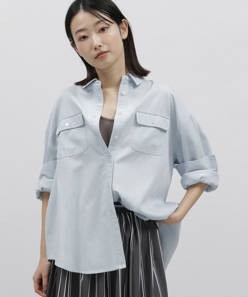 LAKOLE（ラコレ）の「ダンガリーダブルポケットシャツ / 185866（シャツ/ブラウス・レディース・ライトブルー/サックスブルー・MEDIUM/SMALL）」の2枚目の写真