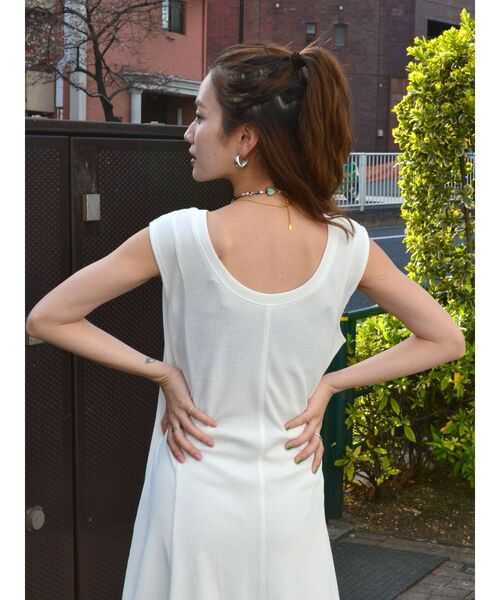 Ungrid(アングリッド)の「【WEB限定】ワッフルカットフレアワンピース(ワンピース・レディース・ブラック/ブルー/オフホワイト/ピンク・FREE)」の5枚目の写真