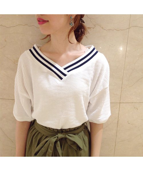 Chico(チコ)の「RIBライン衿TOPS(Tシャツ/カットソー・レディース・ホワイト/モスグリーン・FREE)」の1枚目の写真