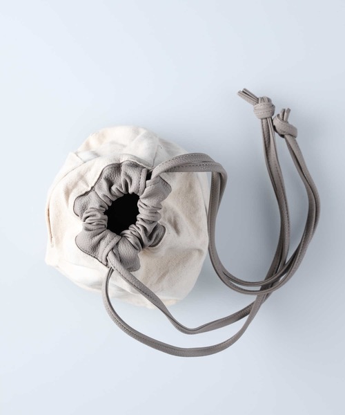 HONEYSUCKLE ROSE（ハニーサックルローズ）の「【HONEYSUCKLE ROSE】リバーシブル巾着ショルダー（ショルダーバッグ・レディース・ブラック/グレー・ONE SIZE）」の19枚目の写真