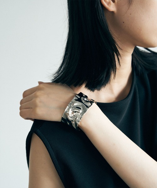 marjour(マージュール)の「BUMPY WIDE BANGLE(バングル/リストバンド・レディース・シルバー/ゴールド・FREE)」の2枚目の写真